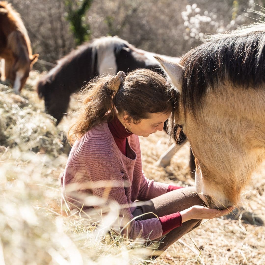 Rebecca Bardet dans son environnement naturel, en Ariège